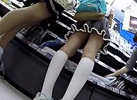 雑貨店で小物に夢中な女の子のパンツを逆さ撮り盗撮!
