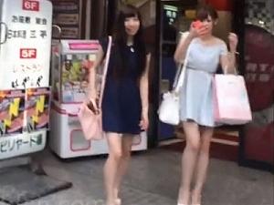 美少女のTバックパンティーを街中で堂々盗撮w