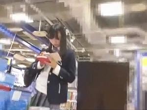 文房具店をうろつくめちゃ可愛い美少女JKを追跡パンチラ盗撮！