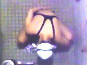 スイミングスクールのトイレ盗撮!幼女のおしっこが露わにw