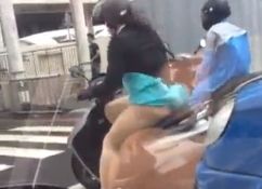 スカートでバイクに乗る女のパンチラを車内から盗撮w