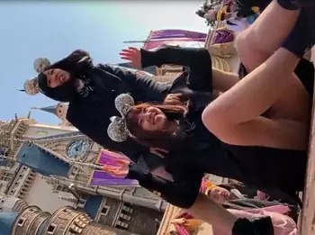 ディズニーランドで逆さ撮り！JKの生パンツをご覧あれｗ