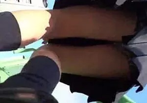 帰宅中の女子高生が歩道橋でパンツを盗撮されちゃうｗ