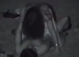 外でセックスをするカップルの生々しい盗撮動画ｗ