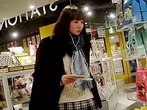 スカートこんだけ短かったらパンチラ盗撮されて当然だわｗ