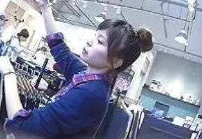 お団子ヘアーの店員さんが客にパンツを盗撮されちゃうｗ