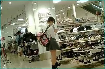 買い物中のJKを狙い撃ち！パンツだけじゃなく顔もばっちり撮られてるｗ