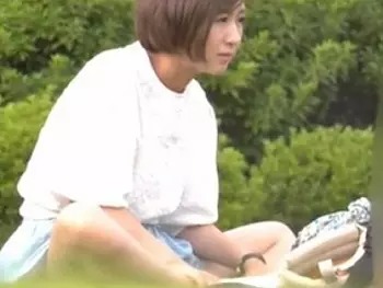 休日の公園で子供と遊ぶ奥様の胸チラとパンチラ！