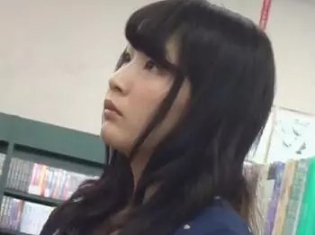 書店で見つけた美女を逆さ撮り盗撮！これはエロいｗ