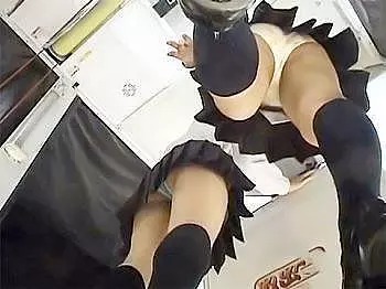 プリクラ機に夢中で盗撮されていることに全く気付かないJKさんｗ