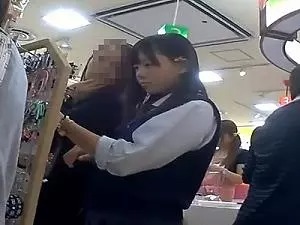 親子でショッピング中のところを狙ってロリ娘のパンツを盗撮ｗ