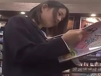 清純そうなJKが立ち読みしている隙をつかれて逆さ撮りされてるｗ