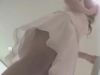 靴カメラが接客中のアパレル店員のパンツを捉える！