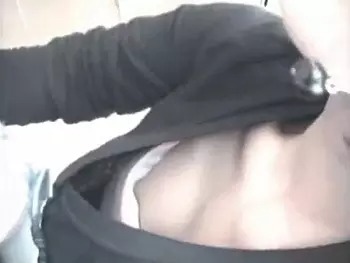 前かがみになった瞬間を狙われ胸チラ盗撮されちゃう店員ｗ