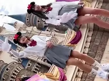 夢の国でパンツを盗撮されちゃった美少女JKたち！