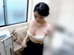 バイトの女の子が更衣室で着替える様子を盗撮されるｗ