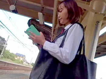 アイドル級に可愛い女子校生のパンティー逆さ撮り動画！