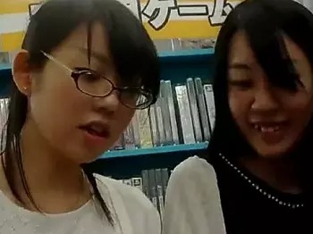 アニメショップでパンチラ盗撮されちゃったオタク系女子ｗ