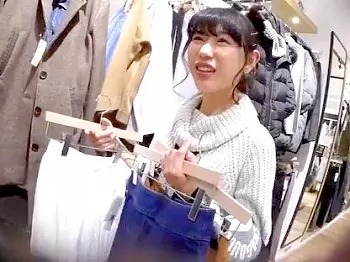 丁寧に接客してくれる店員を裏切りパンツを盗撮ｗ