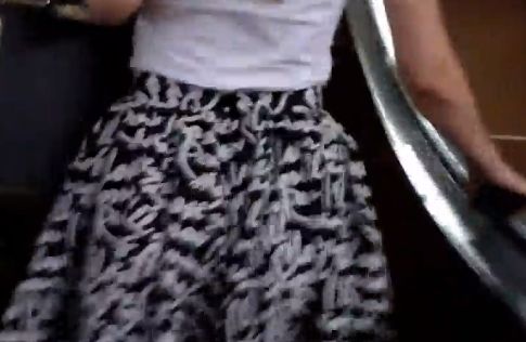 エスカレーターでスカートめくり！脚にタトゥー入ってるｗ