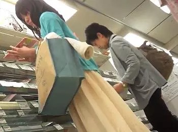 清楚系のお姉さんが商品選別中に純白パンツを逆さ撮りされるｗ