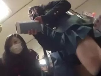 店内を徘徊するJKを逆さ撮り！どうやって撮ってるのか気になるｗ