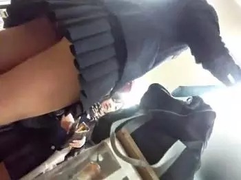 コンビニと思われる店内でおパンツを盗撮されるJKさんｗ