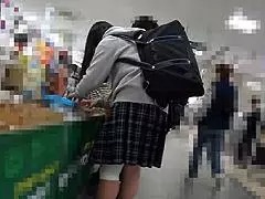 膝にサポーターを付けているJKの逆さ撮り動画！