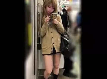 短いスカート履いて男を挑発！そりゃ盗撮されるわｗ