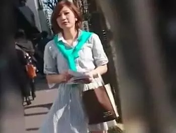 ティッシュ配りをしているお姉さんに狙いを定めてパンツを盗撮！