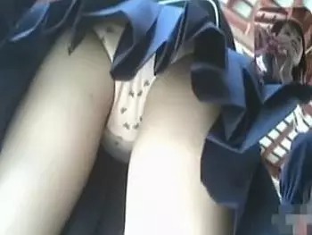 修学旅行中のJK集団を盗撮！場所は神聖なる神社ｗ