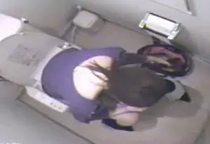 バイブを咥えながらオナる素人娘の盗撮動画がこちらｗ