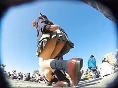 夢の国でミニスカート履いてはしゃぐJKさんを盗撮ｗ