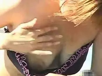 ビキニギャルがビーチでポロリ！これは間違いなく良いおっぱいｗ
