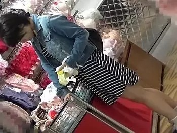 下着を物色していたお姉さんを尾行してパンティーを盗撮！