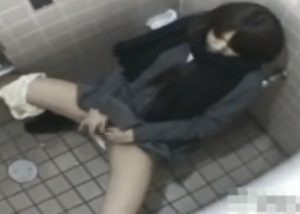 思春期真っ盛りのJKがトイレにこもってオナニーしてますｗ