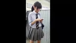 顔ありでしかもパンツまで撮られちゃったガードゆるゆるJKさんｗ