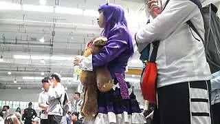 コスプレ会場にいた棒立ちコスプレイヤーを逆さ撮り！