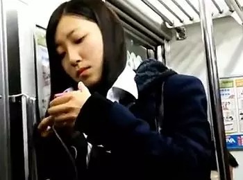 イキり顔のJKのパンチラ盗撮！パンティーもろ見えｗ