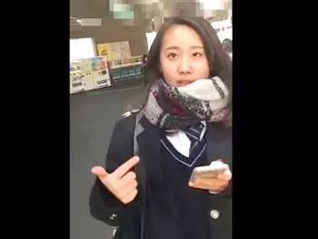 道案内させて顔を撮影！その後エスカレーターでスカートめくりｗ