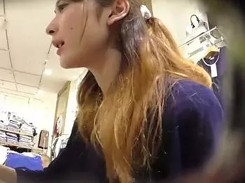 逆さHEROの伝説の作品！美人店員のパンツを盗撮ｗ