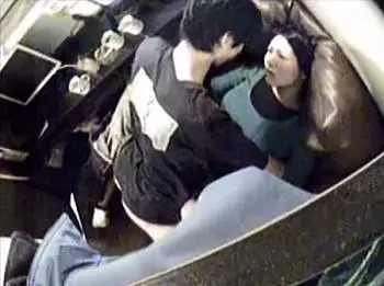 ネカフェでセックスするカップルの生々しい盗撮動画ｗ