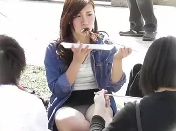 花見にやって来た色白美人のパンチラ盗撮動画がシコいｗ