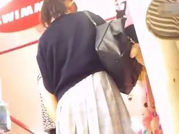 ろりぱんちゅを店内で逆さ撮りされちゃうロリ娘がこちらｗ