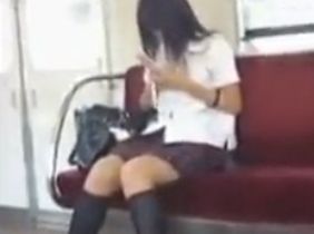 JKをストーキング！エスカレーターでスカートをめくるｗ