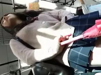 ミニスカートを履いているJKはビッチなのでパンツ撮りやすいｗ