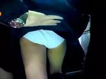エスカレーターでJKをスカートめくり!めちゃ可愛いパンティーやんw