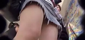 店内をうろつくお姉さんのパンツを逆さ撮り！柄物パンツがエロい