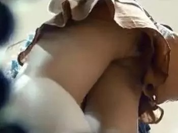 こうやって女の下半身を盗み見ていると精子かけたくなるよねｗ