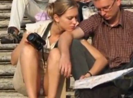 彼氏の隣でパンチラをゲットされ続ける外国人美女ｗ